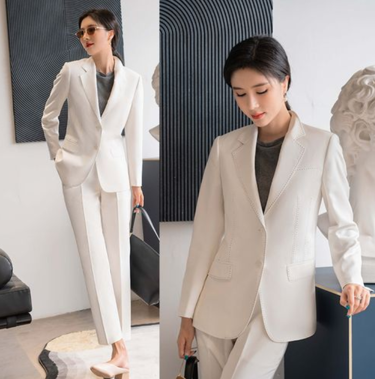 白色職業(yè)裝的魅力，需要絲襪和高跟鞋襯托